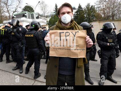 Prague, République tchèque. 18 avril 2021. Des personnes protestent devant l'ambassade de Russie à Prague (République tchèque), le 18 avril 2021 contre la Russie putiniste et la participation présumée de la Russie à une explosion dans le dépôt de munitions tchèque Vrbevtice. Credit: Michaela Rihova/CTK photo/Alay Live News Banque D'Images