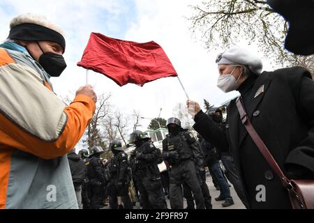 Prague, République tchèque. 18 avril 2021. Des personnes protestent devant l'ambassade de Russie à Prague (République tchèque), le 18 avril 2021 contre la Russie putiniste et la participation présumée de la Russie à une explosion dans le dépôt de munitions tchèque Vrbevtice. Credit: Michaela Rihova/CTK photo/Alay Live News Banque D'Images