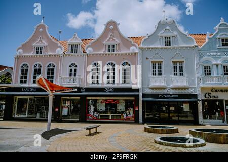 Oranjestad Aruba Mars 2021, panorama du centre-ville avec architecture coloniale hollandaise typique. Oranjestad est la capitale et la plus grande ville d'Aruba. Caraïbes Banque D'Images