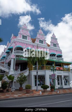 Oranjestad Aruba Mars 2021, panorama du centre-ville avec architecture coloniale hollandaise typique. Oranjestad est la capitale et la plus grande ville d'Aruba. Caraïbes Banque D'Images