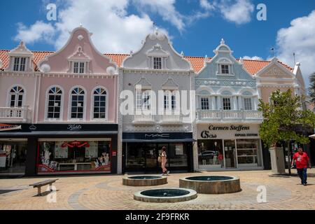 Oranjestad Aruba Mars 2021, panorama du centre-ville avec architecture coloniale hollandaise typique. Oranjestad est la capitale et la plus grande ville d'Aruba. Caraïbes Banque D'Images