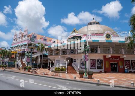 Oranjestad Aruba Mars 2021, panorama du centre-ville avec architecture coloniale hollandaise typique. Oranjestad est la capitale et la plus grande ville d'Aruba. Caraïbes Banque D'Images