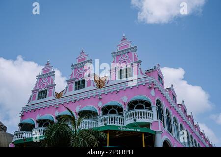 Panorama du centre-ville d'Oranjestad avec architecture coloniale hollandaise typique. Oranjestad est la capitale et la plus grande ville d'Aruba. Caraïbes Banque D'Images