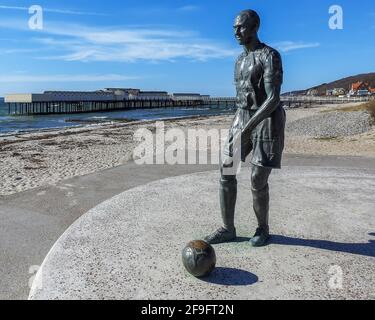 HELSINGBORG, SUÈDE - 03 AVRIL 2021 : vue sur la statue de Henrik Larsson avec la maison de bain froide en arrière-plan. Banque D'Images