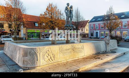 SOLVESBORG, SUÈDE - 13 OCTOBRE 2018 : une fontaine ornée d'eau s'est éteinte pour l'hiver qui approche sur la place principale de la ville. Banque D'Images