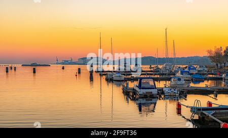 SOLVESBORG, SUÈDE - 13 OCTOBRE 2018 : coucher de soleil sur la baie de Solvesborg à Blekinge. Banque D'Images