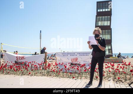 Stop Mare Mortum activiste est vu lire manifeste.Stop Mare Mortum, une plate-forme qui vise à promouvoir un changement dans les politiques européennes d'immigration et d'immigration afin d'assurer que les droits de l'homme sont garantis et respectés, a mené, sur la plage de Barceloneta à Barcelone, Une action visuelle pour dénoncer les morts constantes en Méditerranée et dans l'Atlantique. Quelque 150 personnes ont effectué une plantation d'une nation au nom des plus de 1200 personnes qui sont mortes en 2020 sur la route pour atteindre les îles Canaries. Banque D'Images