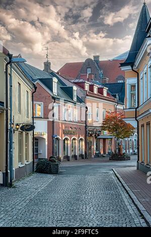 SOLVESBORG, SUÈDE - 13 OCTOBRE 2018 : une scène typique de rue de la ville côtière. Banque D'Images