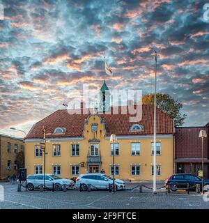 SOLVESBORG, SUÈDE - 13 OCTOBRE 2018 : le bâtiment de l'hôtel de ville sur la place principale. Banque D'Images