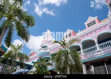 Panorama du centre-ville d'Oranjestad avec architecture coloniale hollandaise typique. Oranjestad est la capitale et la plus grande ville d'Aruba. Caraïbes Banque D'Images