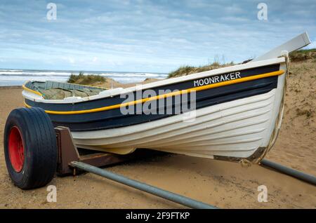 Bateau de pêche MOONRAKER peint élégamment garé sur la plage au bord de la mer Marske Cleveland North Yorkshire UK Banque D'Images