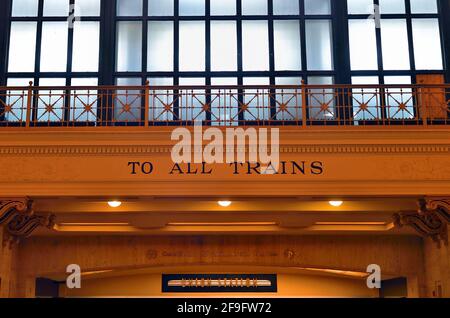 Chicago, Illinois, États-Unis. Un panneau indiquant les passagers de la salle d'attente aux plates-formes de la gare et aux trains de la gare Union. Banque D'Images