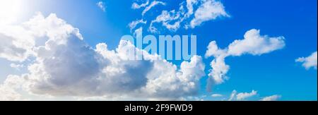 Nuage déchiré dans un ciel bleu en arrière-plan, avec quelques rayons de soleil, dans le sud de la France Banque D'Images