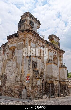 Ruines de l'église Iglesia de El Carmen à Antigua, Guatemala, détruites par un tremblement de terre. 24 mars 2011 Banque D'Images