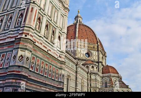 FLORENCE, ITALIE - 06 février 2016 : le dôme et la façade de la cathédrale Santa Maria del Fiore de Florence, Italie. Un point de repère majeur de la Renaissance A. Banque D'Images