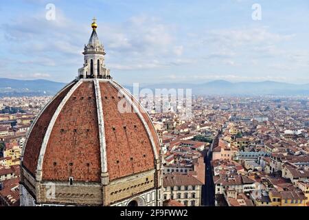 FLORENCE, ITALIE - 06 février 2016 : le dôme et la façade de la cathédrale Santa Maria del Fiore de Florence, Italie. Un point de repère majeur de la Renaissance A. Banque D'Images