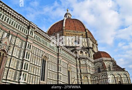 FLORENCE, ITALIE - 06 février 2016 : le dôme et la façade de la cathédrale Santa Maria del Fiore de Florence, Italie. Un point de repère majeur de la Renaissance A. Banque D'Images