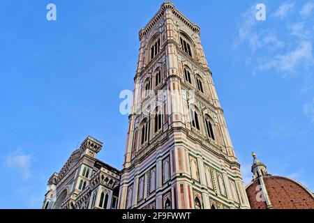 FLORENCE, ITALIE - 06 février 2016 : le dôme et la façade de la cathédrale Santa Maria del Fiore de Florence, Italie. Un point de repère majeur de la Renaissance A. Banque D'Images