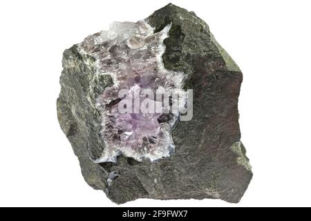 amethyst geode de Ardownie Quarry, Écosse isolé sur fond blanc Banque D'Images