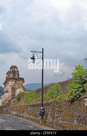 Ruines de l'église Iglesia de El Carmen à Antigua, Guatemala, détruites par un tremblement de terre. 24 mars 2011 Banque D'Images