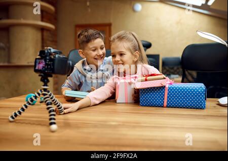 Les enfants s'envolisent sur la caméra, les petits blogueurs Banque D'Images