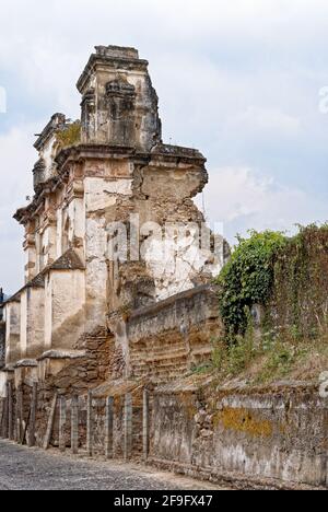 Ruines de l'église Iglesia de El Carmen à Antigua, Guatemala, détruites par un tremblement de terre. 24 mars 2011 Banque D'Images