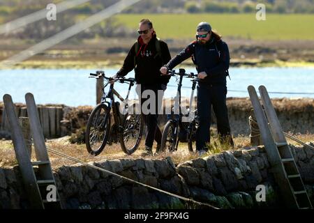 Deux,hommes,cyclistes,Newtown,nature,Réserve,National Trust,Ile de Wight,Angleterre,Royaume-Uni, Banque D'Images