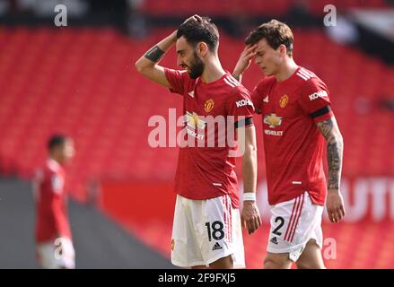 Bruno Fernandes (à gauche) et Victor Lindelox de Manchester United réagissent à une chance manquée lors du match de la Premier League à Old Trafford, Manchester. Date de la photo: Dimanche 18 avril 2021. Banque D'Images