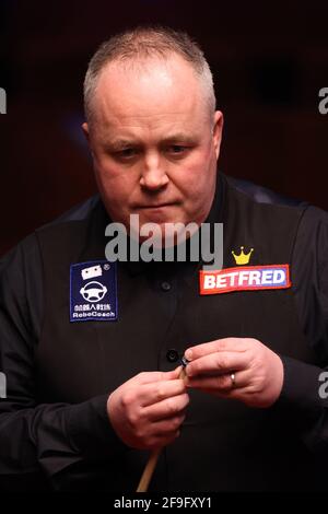 John Higgins, d'Écosse, craque le signal pendant le deuxième jour des Championnats du monde de Snooker Betfred 2021 au Crucible, Sheffield. Date de la photo: Dimanche 18 avril 2021. Banque D'Images