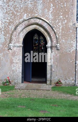 La porte ouest ouverte de l'église Saint-Nicolas dans le village de Steventon, Hampshire. L'auteur du XVIIIe siècle Jane Austen aurait utilisé cette porte beaucoup Banque D'Images