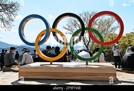 Hachioji, Japon. 18 avril 2021. Les anneaux olympiques sont vus au sommet du mont Takao à Hachioji, Tokyo, Japon, le dimanche 18 avril 2021. Ce monument est exposé 100 jours avant le début des Jeux Olympiques de Tokyo de 2020, le 14 avril 2021. Photo par Keizo Mori/UPI crédit: UPI/Alay Live News Banque D'Images