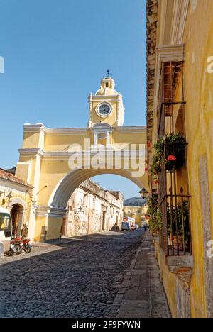 L'arche de Santa Catalina sur la 5e Avenue à la Antigua Guatemala - Amérique centrale - 24 mars 2011 Banque D'Images