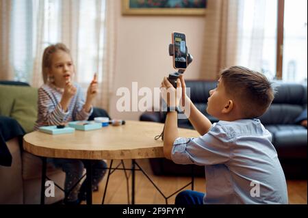 Deux enfants blogueurs enregistre blog sur appareil photo Banque D'Images