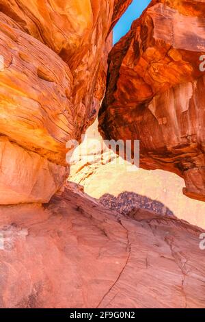 Fente ou fente naturelle sur grès et roche aztèques rouges Formation au parc national de la Vallée de feu dans le Nevada Banque D'Images