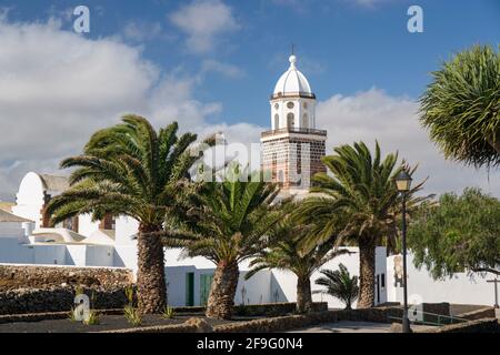 Teguise, Lanzarote, Îles Canaries, Espagne. Vue du Parque la Mareta au clocher de l'Iglesia de Nuestra Señora de Guadalupe. Banque D'Images