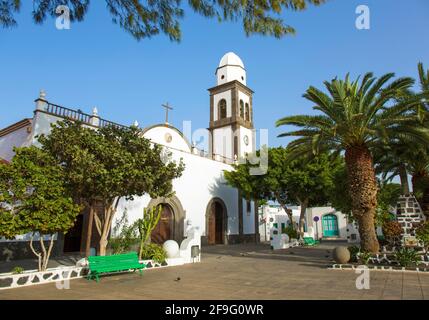 Arrecife, Lanzarote, Îles Canaries, Espagne. Vue sur la Plaza de las Palmas jusqu'à l'Iglesia de San Ginés. Banque D'Images