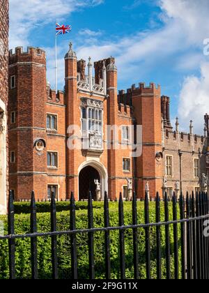 Palais de Hampton court un palais royal volant l'Union Jack Drapeau London Borough of Richmond upon Thames Greater London Surrey ROYAUME-UNI Banque D'Images