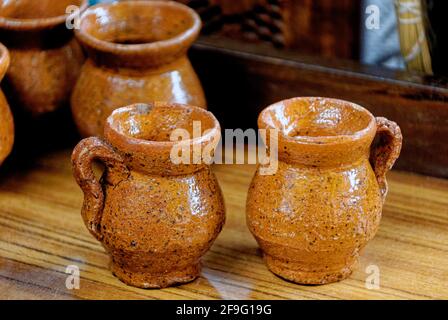 Souvenirs typiques de mugs artisanaux guatémaltèques. Antigua - Guatemala. 24 mars 2011 Banque D'Images