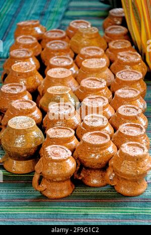 Souvenirs typiques de mugs artisanaux guatémaltèques. Antigua - Guatemala. 24 mars 2011 Banque D'Images