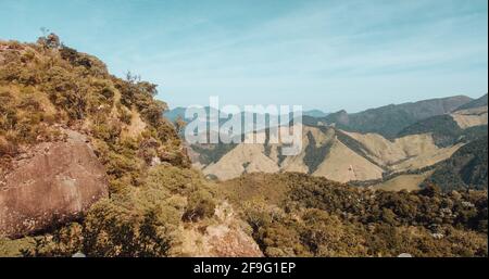 Une photo horizontale de montagnes Banque D'Images