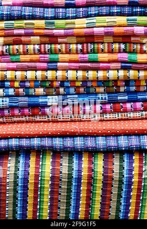 Textiles guatémaltèques traditionnels tissés à la main fabriqués et vendus par les Mayas locaux Sur les marchés d'Antigua - Guatemala Banque D'Images