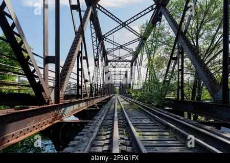 point de vue à angle bas d'un pont de chemin de fer dans été avec structure métallique Banque D'Images