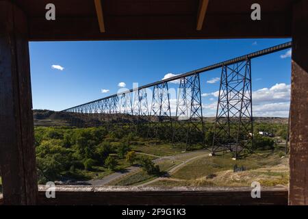 vue sur un pont en acier très grand et long dans l'été avec le ciel bleu depuis l'intérieur d'une cabine en bois Banque D'Images