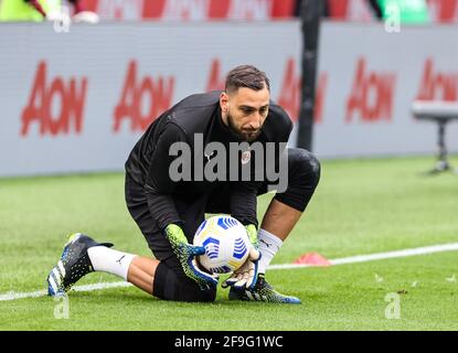 Gianluigi Donnarumma de l'AC Milan se réchauffe pendant le championnat italien Serie UN match de football entre l'AC Milan et Gênes CFC le 18 avril 2021 au stade San Siro à Milan, Italie - photo Fabrizio Carabelli / Fabrizio Carabelli Images / DPPI Banque D'Images