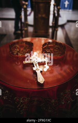 Croix et couronnes dans l'église. Banque D'Images