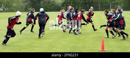 FULHAM DAMES DE FORMATION AU TERRAIN DE SPORT LSE NOUVEAU MALDEN 1/5/2003 PHOTO DAVID ASHDOWN Banque D'Images