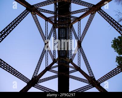 vue symétrique d'un pont depuis le dessous pendant la journée Banque D'Images