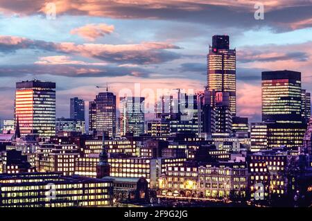 HORIZON DE LONDRES TAMISE VILLE CRÉPUSCULE VINTAGE années 1980 Vintage vieux London City bureaux paysage urbain vintage historique «quartier financier» Nat West Tower et blocs de bureaux éclairés au coucher du soleil historique vieille archive paysage urbain rare vue d'ensemble au coucher du soleil vu du sommet de Tower Bridge London City skyline Londres Royaume-Uni Banque D'Images