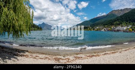 Panorama de la plage du lac Wakatipu à Queenstown, Île du Sud de la Nouvelle-Zélande Banque D'Images