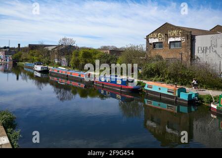 Le canal Hertford Union à Hackney Wick, dans l'est de Londres, au printemps Banque D'Images